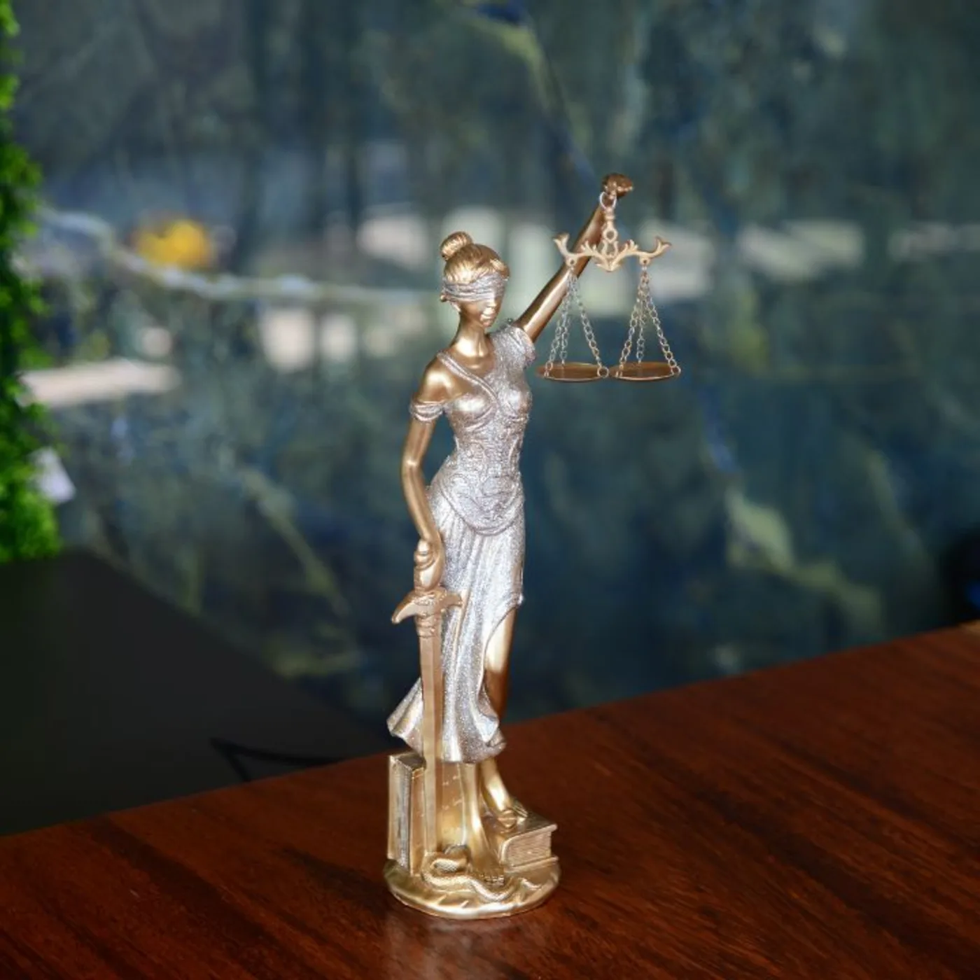 Estátua da Justiça no escritório de Tatiane Morente Advocacia